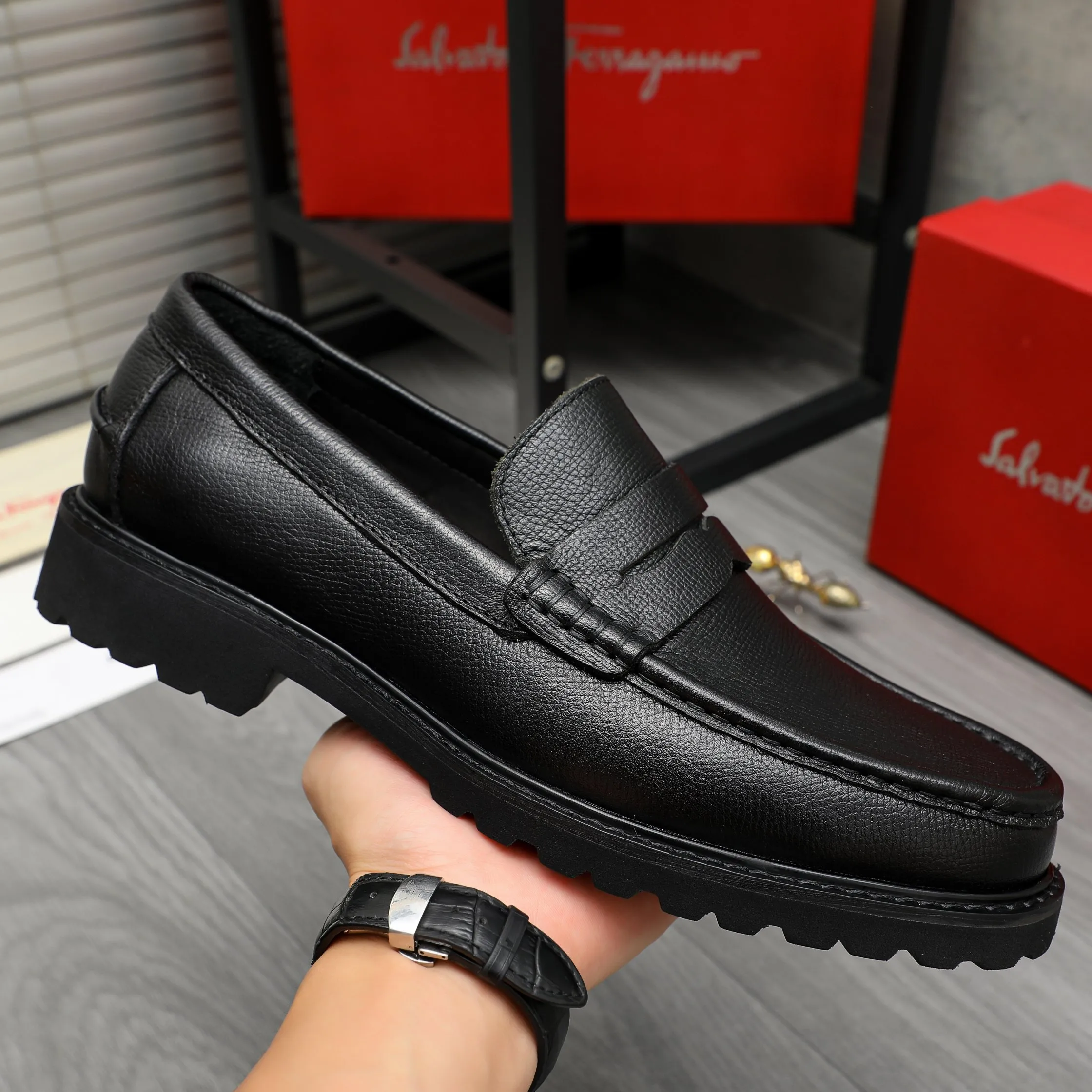 Men's shoes 💰442 Product trademark: Ferragamo "Ferragamo" business formal leather shoes Regular size: 38-46 (45.46 is custom-made and non-returnable) Product materials: Selected small pebbled cowhide upper, cowhide lining, non-slip rubber outsole